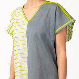 Baumwoll-Strandkleid mit grünem geometrischem Muster.