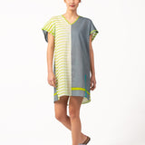 Baumwoll-Strandkleid mit grünem geometrischem Muster.