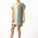 Baumwoll-Strandkleid mit grünem geometrischem Muster.
