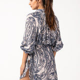 Hemdblusenkleid aus Baumwolle mit abstraktem Muster in Grau.