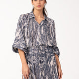 Hemdblusenkleid aus Baumwolle mit abstraktem Muster in Grau.