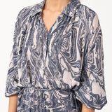 Hemdblusenkleid aus Baumwolle mit abstraktem Muster in Grau.