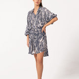 Hemdblusenkleid aus Baumwolle mit abstraktem Muster in Grau.