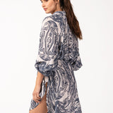 Hemdblusenkleid aus Baumwolle mit abstraktem Muster in Grau.