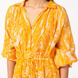 Kleid aus Baumwolle mit abstraktem Muster in Orange.