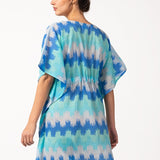 Damenkaftan mit geometrischem Muster in Türkistönen.