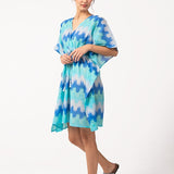 Damenkaftan mit geometrischem Muster in Türkistönen.