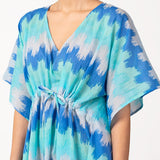 Damenkaftan mit geometrischem Muster in Türkistönen.