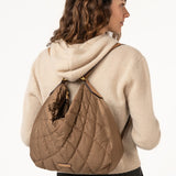 Bolso-mochila acolchado en materiales reciclados camel