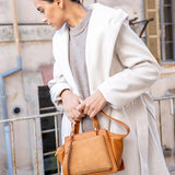 Kleiner Handtasche aus recycelten Materialien in Cognac.