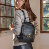 Mochila con herraje en piel negra