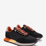 Zapatilla de mujer en negro y naranja