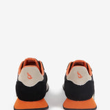 Zapatilla de mujer en negro y naranja
