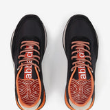 Zapatilla de mujer en negro y naranja