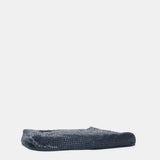 Umhängetasche in blauem Metallnetz