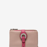 Cartera mediana con cierre metálico en piel rosa