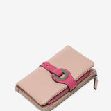 Cartera mediana con cierre metálico en piel rosa
