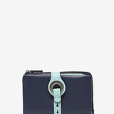 Cartera mediana con cierre metálico en piel azul