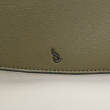 Bolso de hombro en materiales reciclados verde