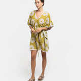 Baumwollkaftan mit floralem Muster in Weiß und Grün.