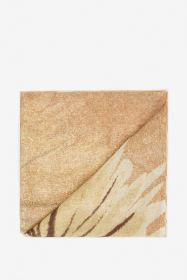 Pañuelo de lana con estampado en tonos camel
