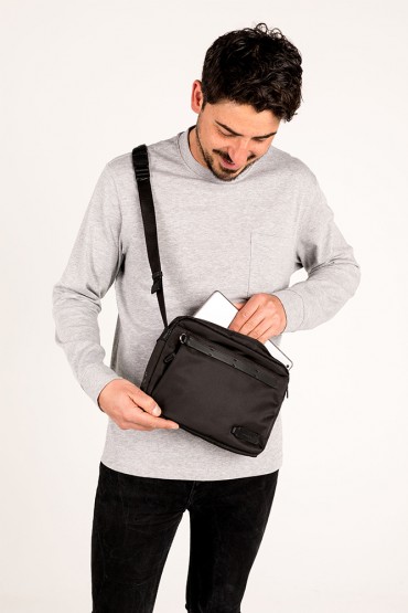 Men's crossbody bag in black recycled materials