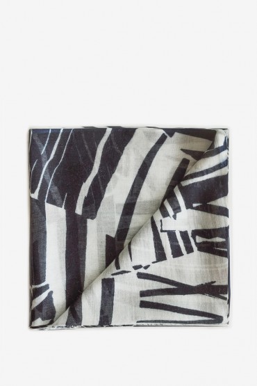 Women's viscose scarf with geometric print in black and white