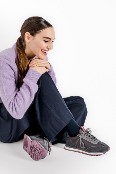 Zapatilla de mujer en gris