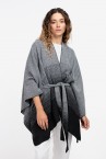 Poncho negro con lazada en negro