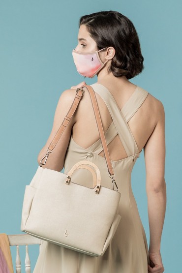 Beige shopper bag with wooden handle