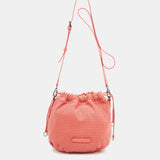 Damentasche aus korallenfarbener perforierter Leder.