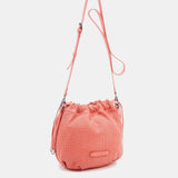 Damentasche aus korallenfarbener perforierter Leder.