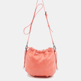 Damentasche aus korallenfarbener perforierter Leder.