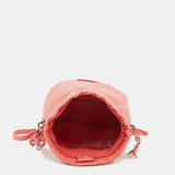 Damentasche aus korallenfarbener perforierter Leder.