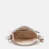 Beige Damen-Handtasche aus gestanztem Leder.