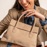 Beige Handtasche aus Leder.