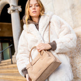 Beige Handtasche aus Leder.