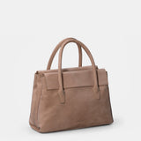 Beige Handtasche aus Leder.