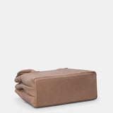 Beige Handtasche aus Leder.