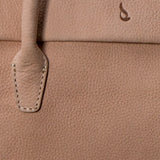 Beige Handtasche aus Leder.