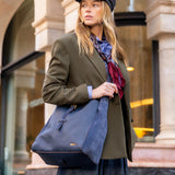 Schultertasche aus blauem Leder und Veloursleder.