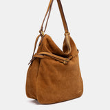 Borsa multifunzionale in camoscio color cognac.
