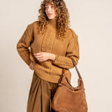 Borsa multifunzionale in camoscio color cognac.