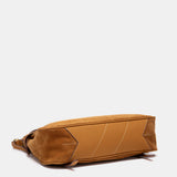 Borsa multifunzionale in camoscio color cognac.