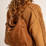 Borsa multifunzionale in camoscio color cognac.