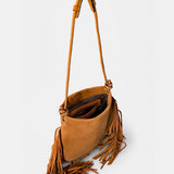 Borsa a spalla in pelle con frange color cuoio.