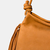 Borsa a spalla in pelle con frange color cuoio.