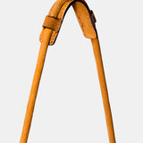Borsa a spalla in pelle con frange color cuoio.