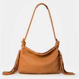 Borsa a tracolla in pelle color cuoio con frange.