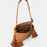 Borsa a tracolla in pelle color cuoio con frange.